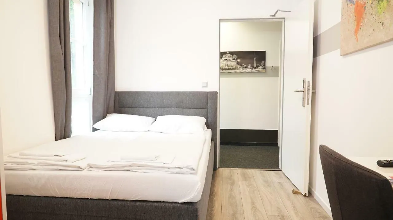 Check In Hotel Berlin 2*,